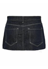 Tmavomodrá mini sukňa z denimu s strapcovým lemom, dvoma zadnými vreckami, bielymi švami a štandardným dizajnom pásu.