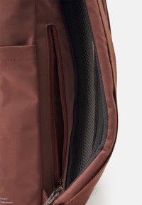 Doughnut MACAROON LARGE REBORN SERIES BACKPACK UNISEX - Malý batoh  - chestnut
