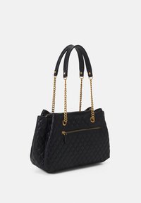 Czarna pikowana torba typu tote z podwójnymi skórzanymi uchwytami i złotymi łańcuszkowymi akcentami. Posiada przednią kieszeń na suwak oraz usztywniony kształt.