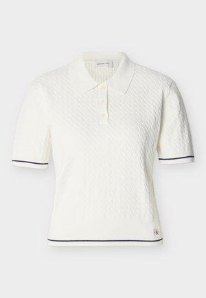 Hvit strikket poloshirt med korte ermer og teksturert mønster, tre knapper, marineblå kant på ermer og nederkant, samt liten Calvin Klein Jeans-logo.
