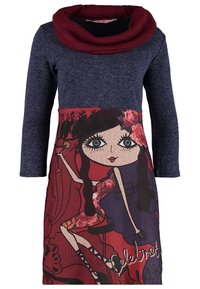 Robe à manches longues bleu marine et bordeaux avec col bénitier, présentant un dessin de fille de dessin animé tenant un verre, ainsi qu'un motif floral et un texte sur la jupe.