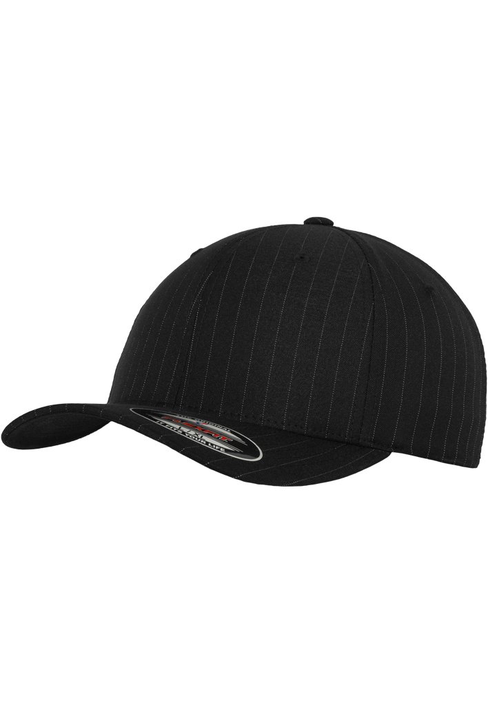 Cappello da baseball nero con sottili righe verticali, visiera curva e materiale in tessuto; presenta una patch con il logo sulla parte inferiore della visiera.