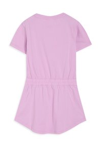 Vestido corto de manga corta rosa hecho de tela suave con cintura elástica, con faldón amplio y escote redondo. Textura suave en todo el vestido.