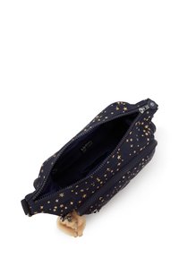  Bolsa marina con patrón de estrellas doradas, cierre de cremallera y llavero de mono de felpa. Material de tela con textura suave y detalle de bolsillo interior.