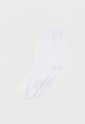 Baltas kokvilnas zeķes ar gludu tekstūru, ribainiem apročiem un bezšuvju pirkstgaliem. Divi pāri novietoti blakus neitrālā fonā.