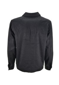 Maglietta nera a maniche lunghe realizzata in tessuto morbido, con colletto e polsini abbottonati, dotata di una texture liscia e di un design minimalista.