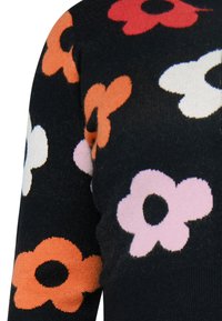 Juodas mezgimo megztinis su dideliais, spalvingais gėlių raštais oranžinės, raudonos, rožinės ir baltos spalvų. Tekstūruotas paviršius su dryžuotais rankogalviais.