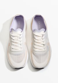 Scarpe da corsa leggere con una tomaia in mesh bianco traspirante e accenti rosa pallido, lacci piatti e una suola ammortizzata.