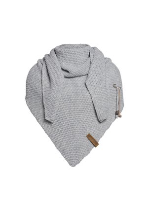 Grijze gebreide poncho met een gestructureerd, chunky patroon, voorzien van een opgestikte kraag, lange sjaalpunten en een klein leren logo-label.