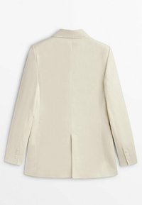 Beiger, maßgeschneiderter Blazer mit Reverskragen, langen Ärmeln und mittigem Rückenschlitz; verfügt über drei Knöpfe an jedem Ärmel und hat eine glatte Textur.