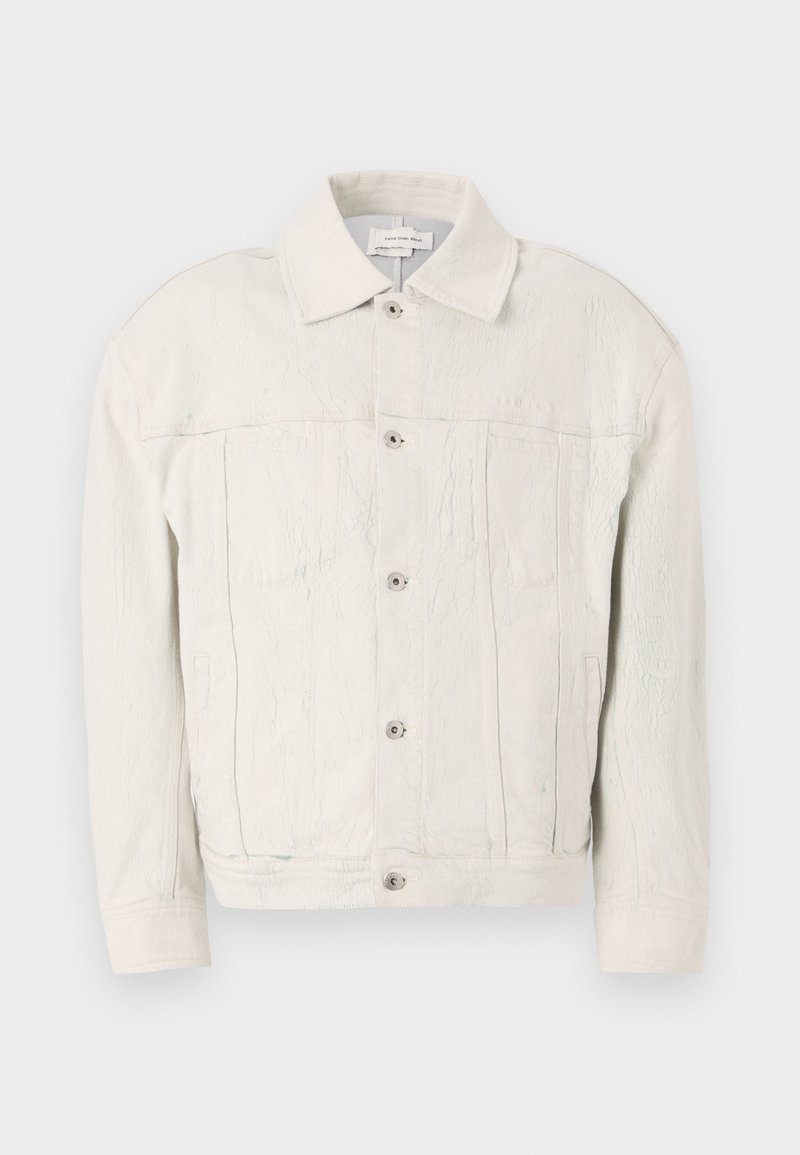 Veste en denim blanc avec un design structuré, dotée d'un col pointu, d'une fermeture à boutons et de lignes de texture visibles pour un détail supplémentaire.
