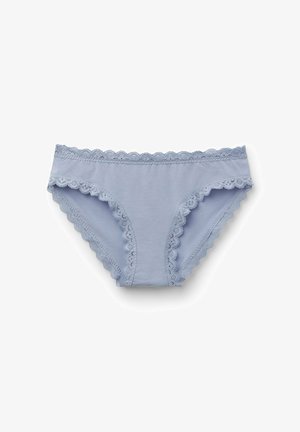 Lichtblauwe damesondergoed met gegolfde kanten rand langs de tailleband en beenopeningen, plat gelegd op een witte achtergrond.