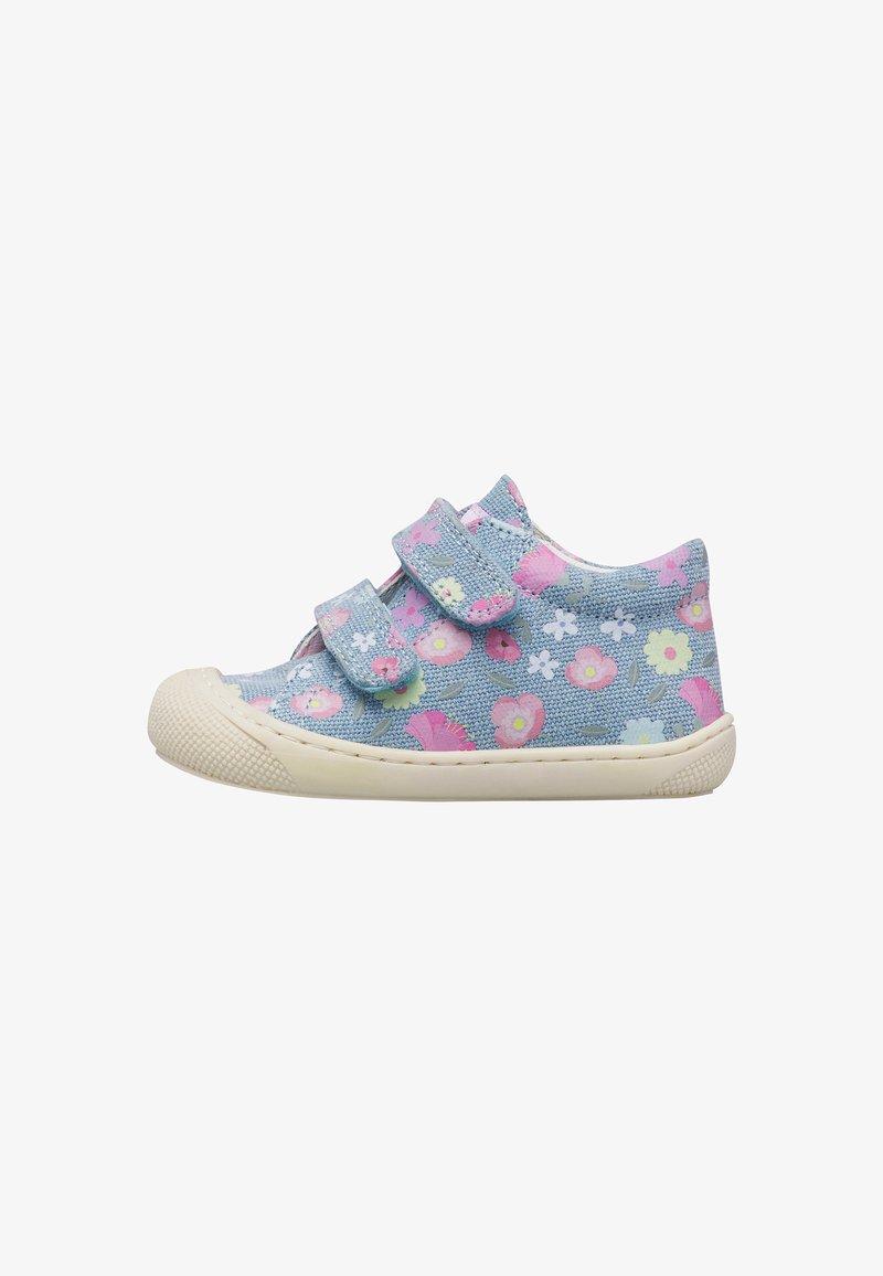 Zapato de tela azul para niño con estampado floral rosa y amarillo, dos tiras ajustables de Velcro y suela y puntera de goma texturizada.