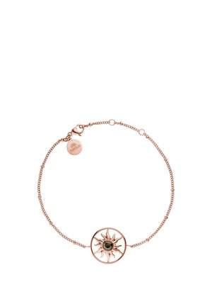 Kettenarmband aus Roségold mit einem sonnenförmigen Anhänger, der in der Mitte einen grünen Edelstein besitzt, und einem kleinen runden Markenschmuck nahe dem Verschluss.