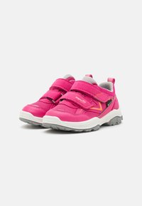 Lys rosa sneakers med grå detaljer, med to justerbare borrelåsreimer, en teksturert overdel og en robust hvit og grå såle.