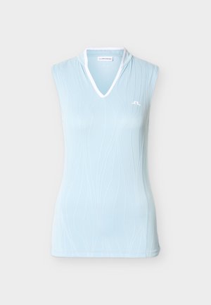 Ανοιχτό μπλε αμάνικο τοπ με V-λαιμόκοψη και λευκή επένδυση, με υφή κυματιστού μοτίβου. Το λογότυπο εμφανίζεται στην αριστερή πλευρά του στήθους.