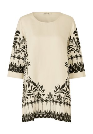 Túnica crema con patrones de flores y bordes geométricos negros en las mangas y el dobladillo, con cuello redondo y mangas tres cuartos.