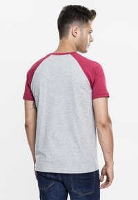 Urban Classics RAGLAN CONTRAST  - T-shirt print - mottled light gray/burgundy