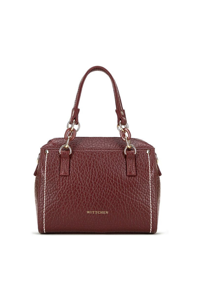 Burgundowa skórzana torebka z fakturowanym wykończeniem, złotym okuciem, dwiema górnymi rączkami i kontrastującym białym przeszyciem. Logo marki widoczne z przodu.