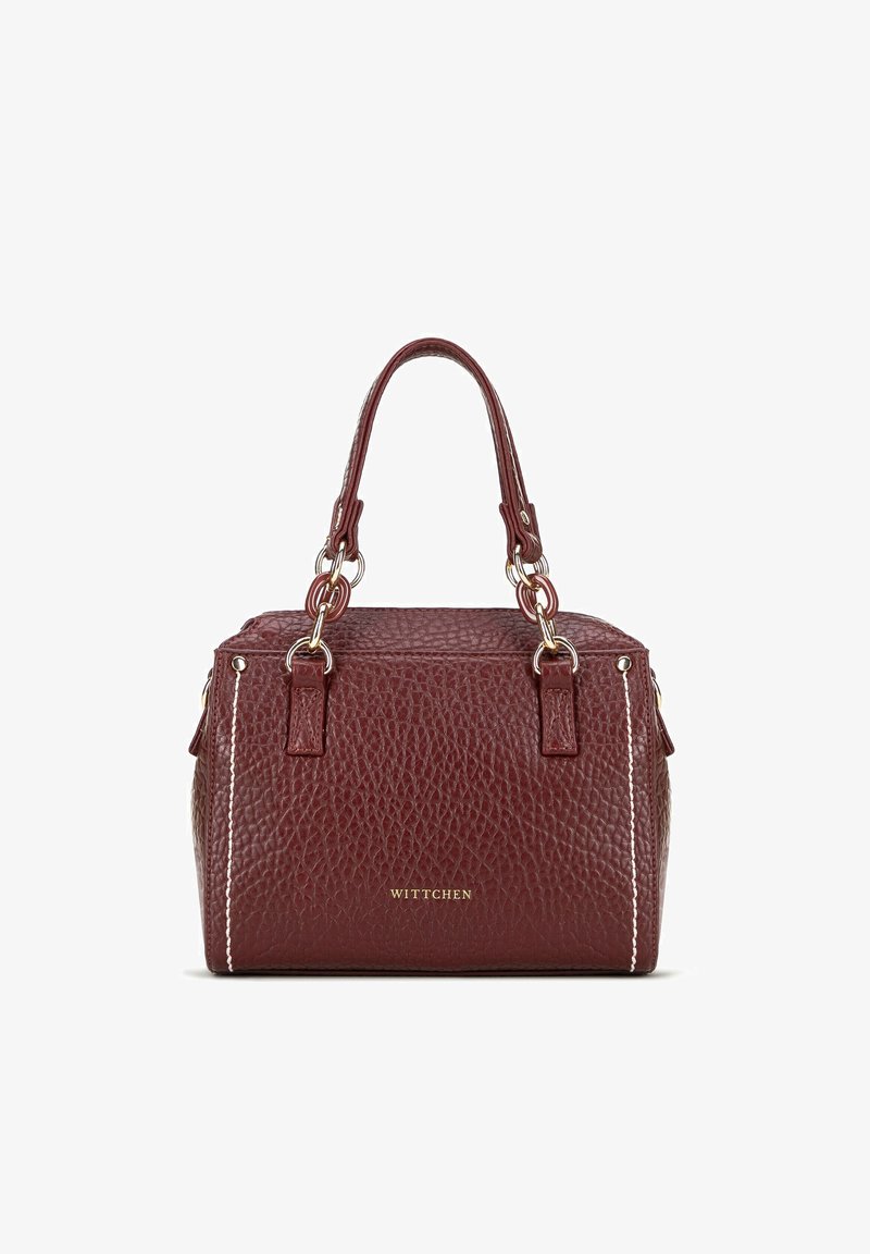 Sac à main en cuir bourgogne avec une finition texturée, quincaillerie dorée, deux anses supérieures et des coutures blanches contrastantes. Logo de la marque visible sur l'avant.