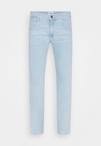 Jeans de denim azul claro con un corte ajustado, diseño de cinco bolsillos y cierre de botón. Presentan un desvanecimiento minimal y una textura suave.