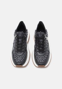 Μαύρα αθλητικά παπούτσια με υφή σχεδίου, κορδόνια, λευκή μεσαία σόλα και λαστιχένια εξωτερική σόλα. Διακοσμητικές ασημένιες λεπτομέρειες παρούσες.