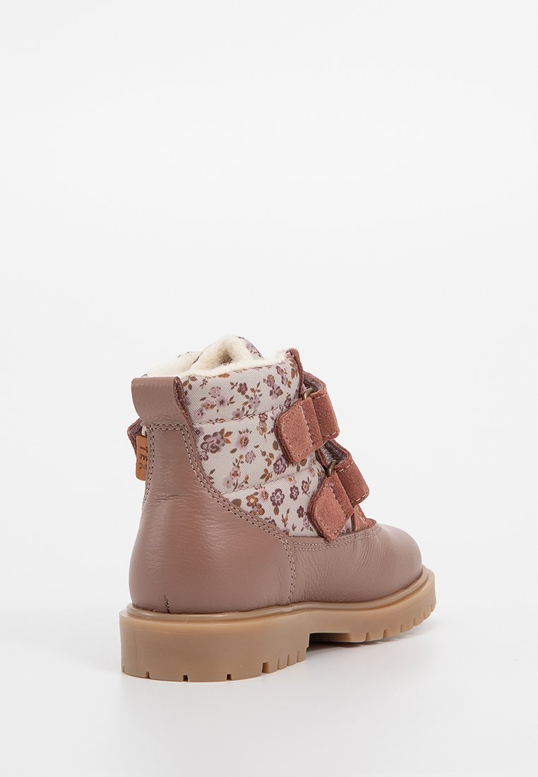 Braune Leder-Ankle-Boots mit floralem Textiloberteil, zwei Klettverschlussriemen und strukturiertem Gummisohle. Mit einem weichen Futter und einem gepolsterten Kragen.