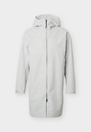 Lichtgrijze lange waterdichte jas met capuchon, ritssluiting aan de voorkant en verstelbare manchetten aan de mouwen.