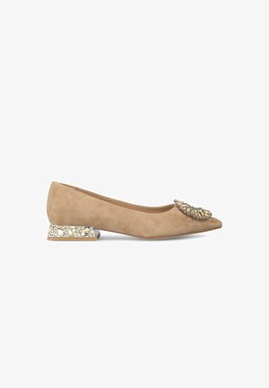 Ballerines en suède beige avec un bout pointu, ornées d'une embellissement décoratif et d'un petit talon carré transparent agrémenté de pierres.