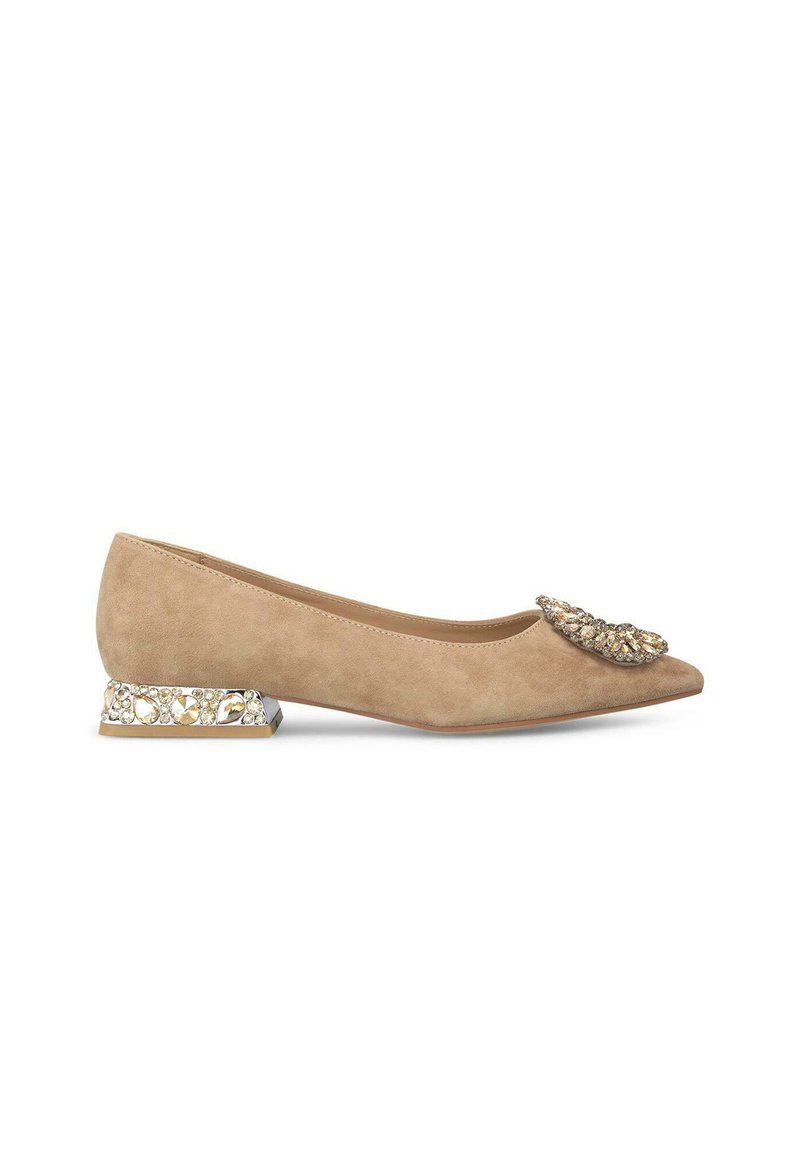 Ballerine in suede beige con punta affusolata, caratterizzate da un'abellimento decorativo e un tacco a blocco trasparente basso decorato con pietre.