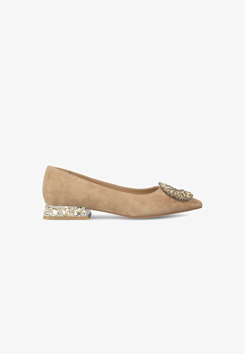 Ballerine in suede beige con punta affusolata, caratterizzate da un'abellimento decorativo e un tacco a blocco trasparente basso decorato con pietre.