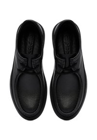 Zwarte leren schoenen met een gestructureerde afwerking, ronde neus, vetersluiting en een minimalistisch ontwerp zonder zichtbare branding.