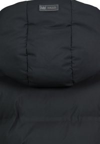 Schwarze Pufferjacke mit quiltetem Design, hohem Kragen und einem Patch-Label auf dem oberen Rücken. Glattes, strukturiertes Material.