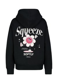 Schwarzer Hoodie mit einer Grafik einer pinken Blume mit Armen, dem Text "Squeeze Softly" und Sternen. Hergestellt aus weichem Stoff, mit Kapuze.