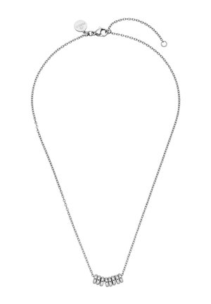 Silberne Kettenhalskette mit sieben gleichmäßig verteilten, glatten ovalförmigen Perlen und einem kleinen runden Anhänger nahe dem Verschluss.