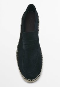 Černé semišové slip-on boty se šitým vzorem a tkaným jutovým detailem podél podešve. Plochý profil a rounded špička.