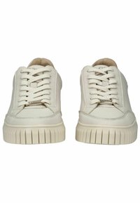 Bílé kožené tenisky s tlustými strukturovanými podešvemi, kulatými špičkami a klasickým šněrováním. Obsahují diskrétní prošívání a vnitřní podšívku.