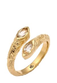 Goldring mit strukturiertem Design, ausgestattet mit je einem marquis-förmigen klaren Edelstein an jedem Ende. Glatte Innenfläche mit eingravierten Details.