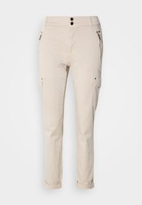 Pantalon cargo beige slim-fit avec ourlets revers, double fermeture par boutons, poches avant zippées et poches à rabat sur les cuisses.