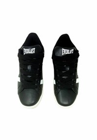 Sneakers sintetici neri con dettagli bianchi, punta rotonda, lacci piatti e logo "Everlast" sulla linguetta. Superficie in pelle testurizzata.