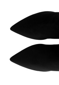 Czarne szpilki z cienkim noskiem, wykonane z miękkiego zamszu o gładkiej teksturze i eleganckim designie, charakteryzujące się minimalizmem estetyki.