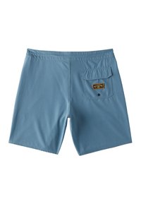 Blauwe zwembroek van lichtgewicht stof, met een achterzak met klep en een merkpatch op de zak.
