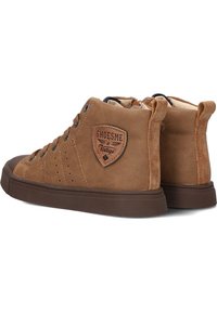 Bruine high-top sneakers van suede met een gestructureerde afwerking, voorzien van een ronde leren patch en veters, en een rubberen zool.