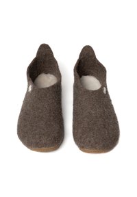 Pantofole in feltro marrone con una texture morbida, punta arrotondata e lati aperti. Presentano un accento chiaro sulla sezione esterna.