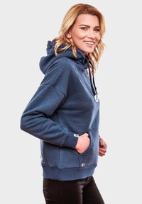 Sudadera azul de mezcla de algodón con capucha ajustable, bolsillo canguro, puños acanalados y dobladillo. Presenta un detalle del logo en la parte frontal.