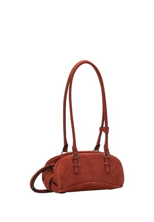 Kleine schultertasche in rostfarbener Optik mit langen dünnen Trägern und abgerundeter rechteckiger Form.