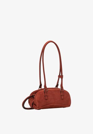 Petit sac à épaule couleur rouille avec de longues fines bretelles et une forme rectangulaire arrondie.