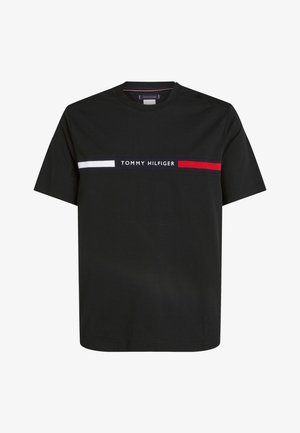 Camiseta negra de algodón con cuello redondo. Presenta un diseño de rayas horizontales en blanco y rojo, con el logo "TOMMY HILFIGER" en texto blanco.