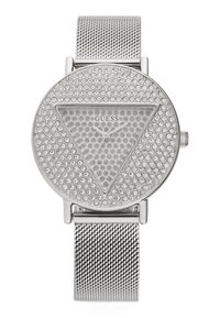 Reloj de malla plateada con una cara redonda que presenta un diseño de cristal en forma de triángulo y el nombre de la marca 'GUESS' en el centro.