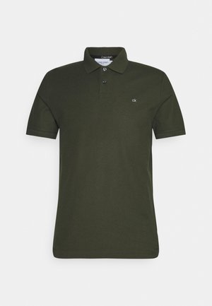 Dunkelgrünes Poloshirt aus Baumwolle mit klassischem Kragen, Zweiknopfleiste und kleinem weißem Logo auf der Brust.
